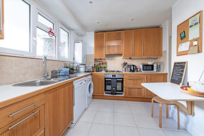 3 Bedroom Flat To Rent In Humphrey Court, SW11