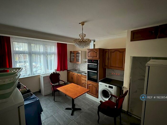 Studio To Rent In Wilmer Way, London, N14