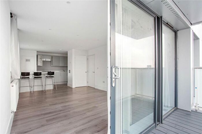 3 Bedroom Apartment To Rent In Denning Point, Commercial Street, London, E1