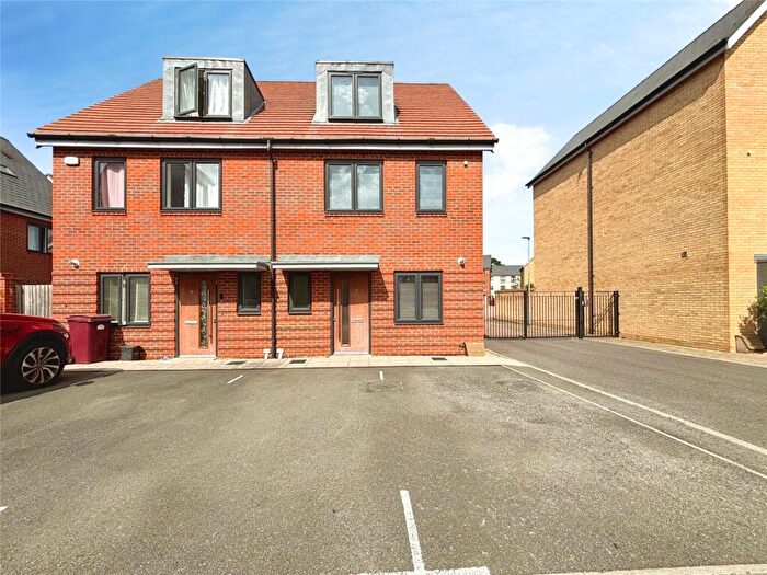 3 Bedroom Semi Detached House For Sale In Ruston Close, Reading, Berkshire, RG2