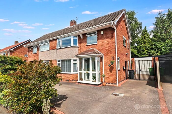 3 Bedroom Semi-Detached House For Sale In Kingsley Crescent, Bulkington, CV12