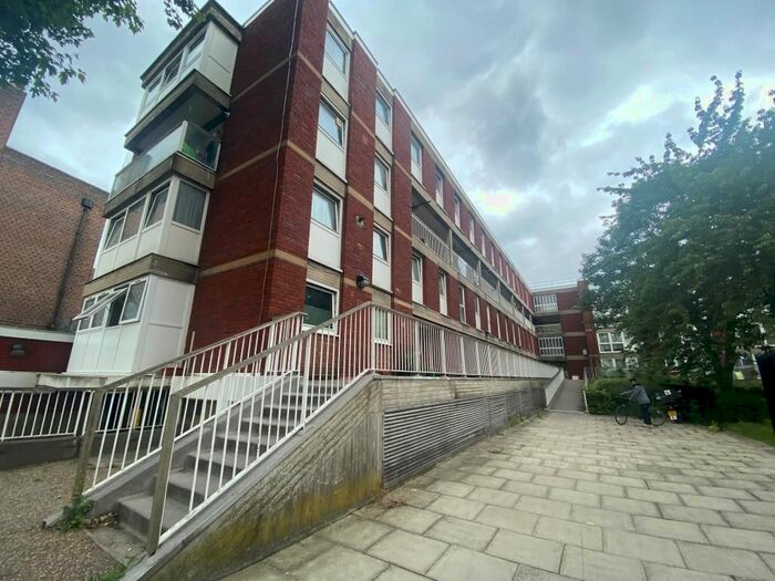 4 Bedroom Maisonette To Rent In Sandalwood Close, Mile End, E1