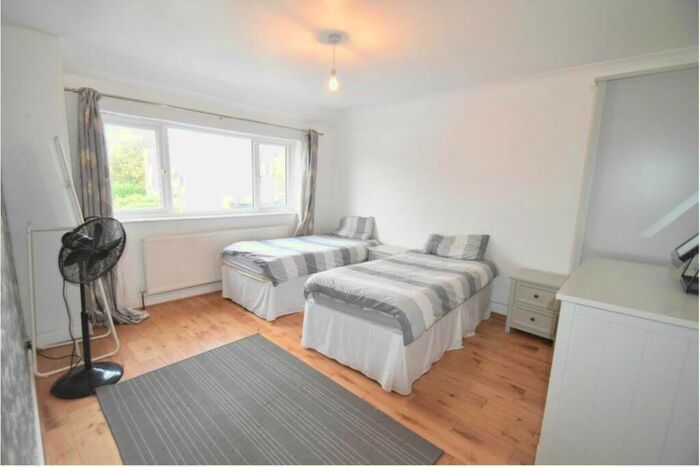 3 Bedroom Property To Rent In Barrowgate Road, London, W4