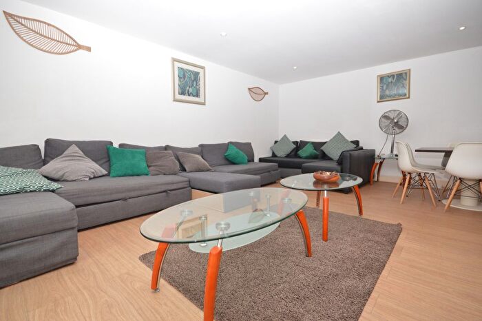 3 Bedroom Flat To Rent In Westferry Road, Canary Wharf, E14