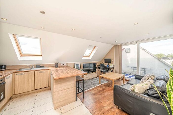 2 Bedroom Flat To Rent In Ritherdon Road, Balham, SW17