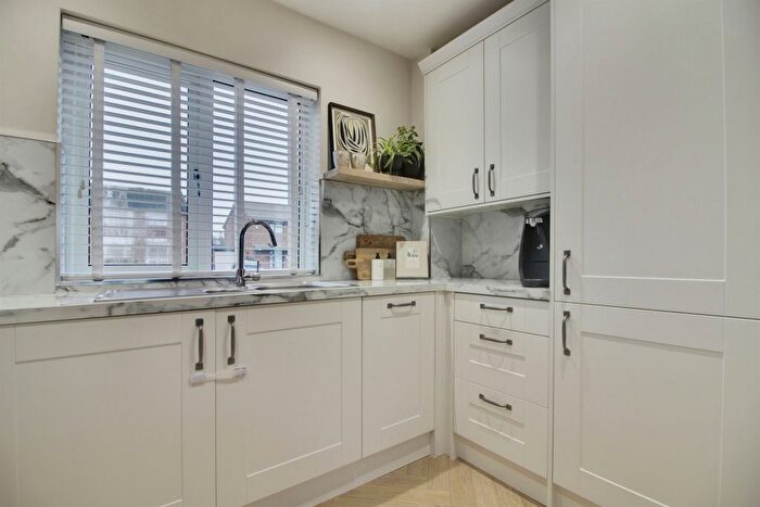 2 Bedroom Flat For Sale In Great North Road, Welwyn Garden City, AL8