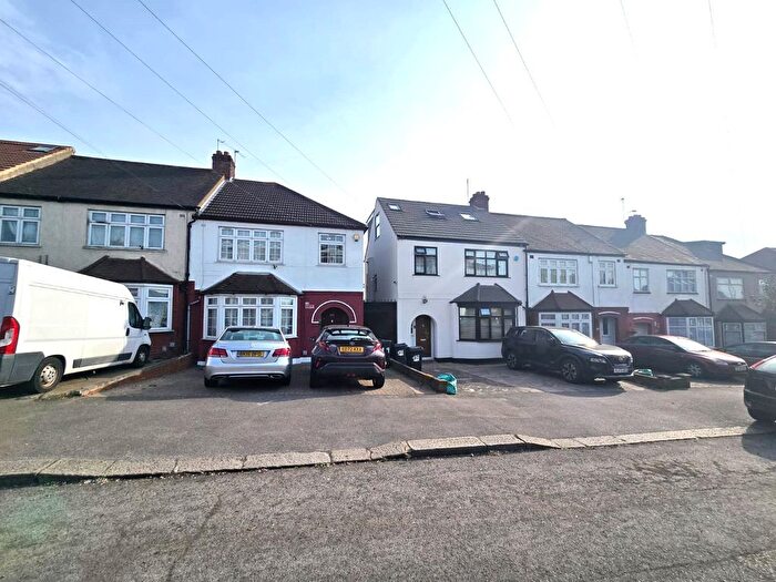 3 Bedroom End Of Terrace House To Rent In Wanstead Lane, Ilford, IG1