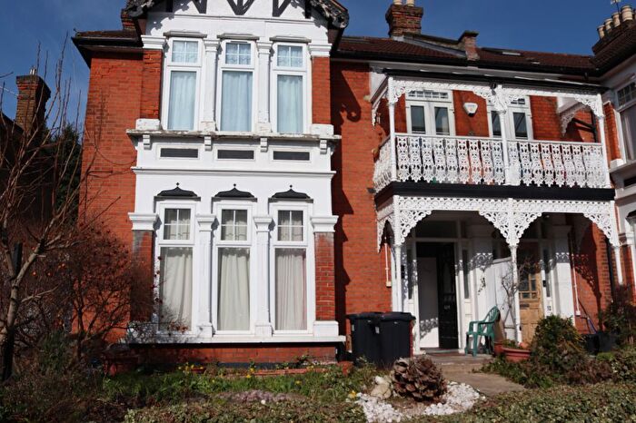 2 Bedroom Flat To Rent In Clarendon Gardens, Ilford, Essex, IG1