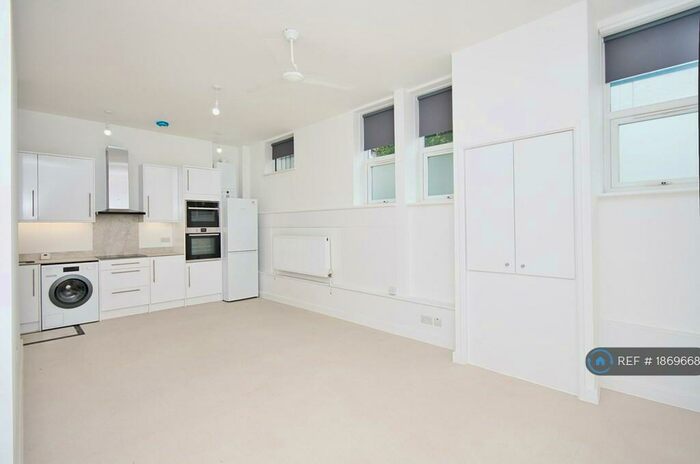 2 Bedroom Flat To Rent In Norfolk Avenue, London, N15
