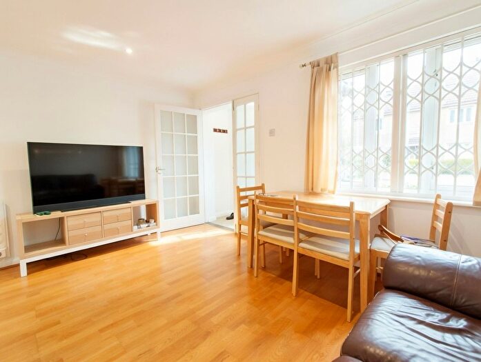 1 Bedroom Flat To Rent In Dorset Mews, Finhcley, London, N3