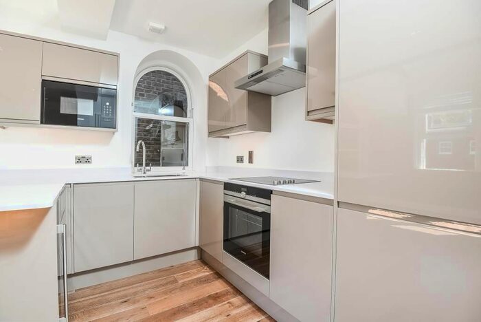 2 Bedroom Flat To Rent In Sheen Park, Richmond, TW9