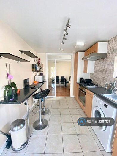 3 Bedroom Flat To Rent In Millard Road, London, SE8