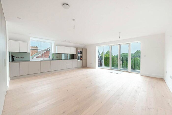3 Bedroom Flat To Rent In High Road, Whetstone, London, N20
