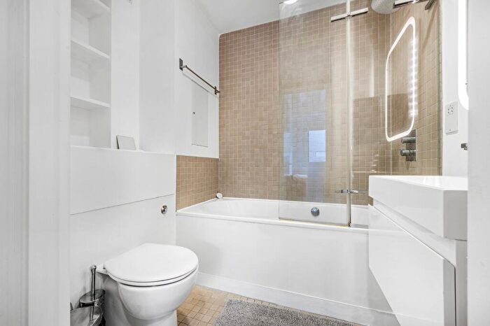 3 Bedroom Flat For Sale In Sweeps Building, Leather Lane, EC1N - Photo 9