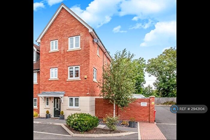 5 Bedroom Semi-Detached House To Rent In Meyers Close, Slough, SL3