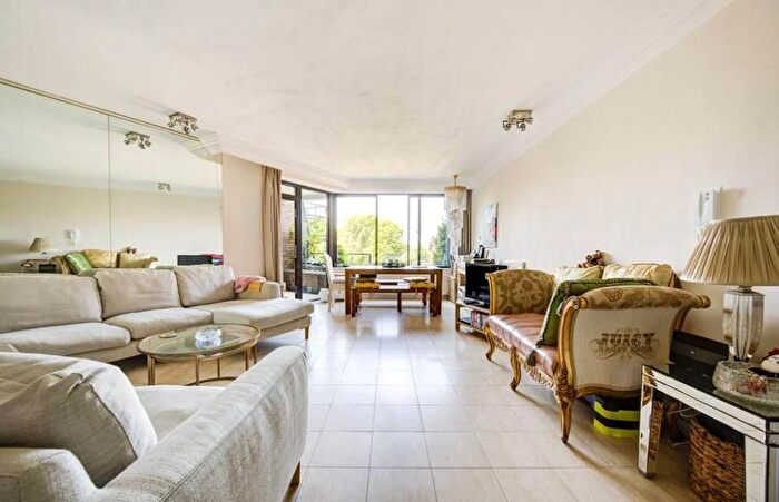 4 Bedroom Flat To Rent In Prince Albert's Road, St John's Wood, London, NW8