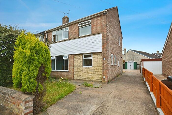 3 Bedroom Semi-Detached House To Rent In Darnholme Crescent, Messingham, Scunthorpe, DN17