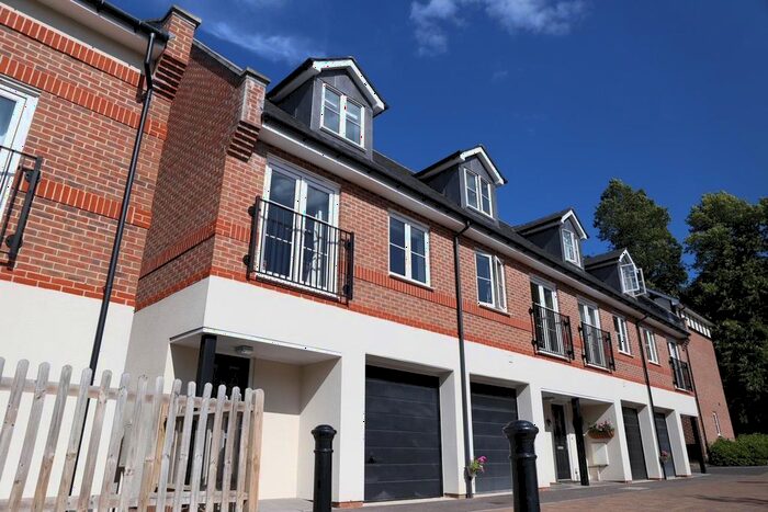 3 Bedroom Property To Rent In Weatherill Close, Guildford, GU1