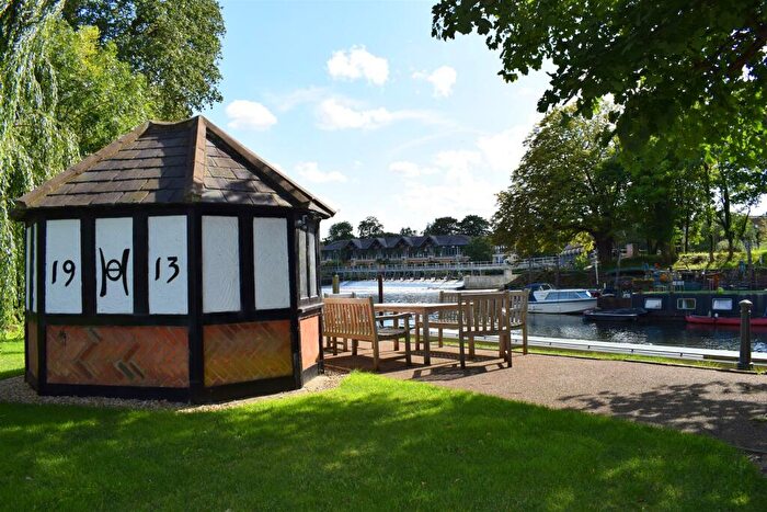 2 Bedroom Apartment To Rent In Hampton Court Road, East Molesey, KT8