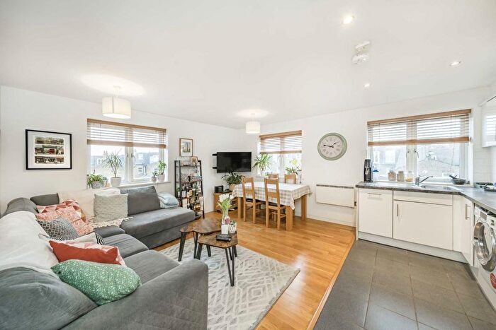 2 Bedroom Flat For Sale In Garratt Lane, Earlsfield, SW18