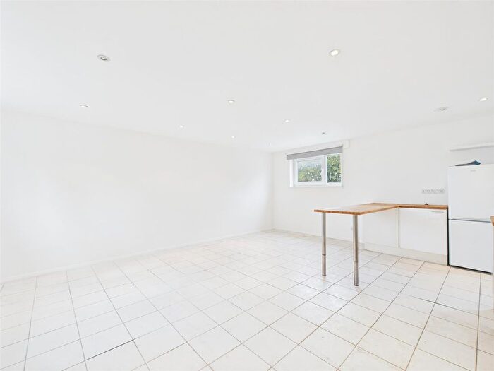 2 Bedroom Flat To Rent In Culvert Road, London, N15