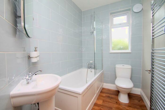 2 Bedroom Flat To Rent In Bedroom First Floor Flat In Caterham On The Hill, CR3