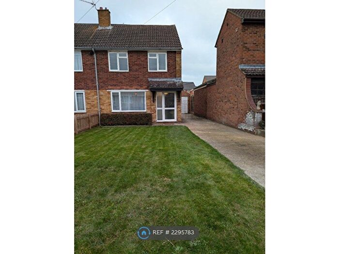 3 Bedroom Semi-Detached House To Rent In Hawthorn Way, Royston, SG8