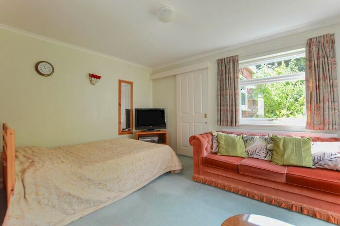 1 Bedroom Bungalow To Rent In Dartnell Crescent, West Byfleet, Surrey, KT14