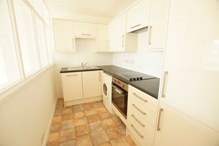 1 Bedroom Flat To Rent In Hollyhedge Road, Cobham, KT11