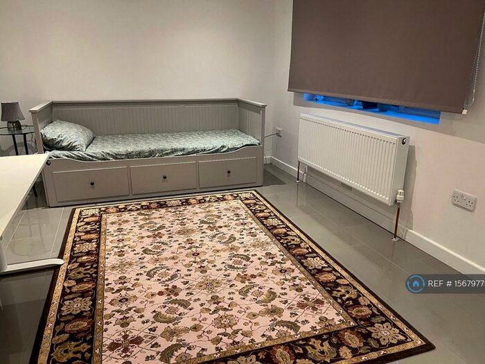 1 Bedroom Flat To Rent In Stoke Poges Lane, Slough, SL1