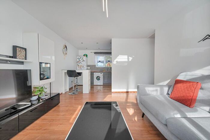 1 Bedroom Flat For Sale In Prestatyn Road, Rumney, Cardiff, South Glamorgan, CF3