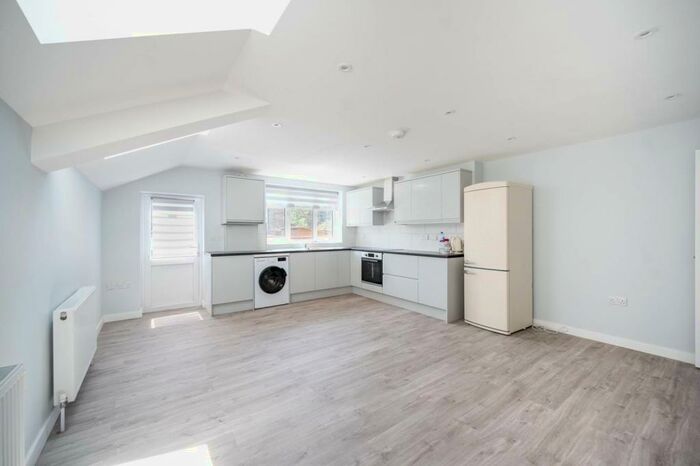 3 Bedroom Flat To Rent In Dagmar Gardens, Kensal Rise, London, NW10