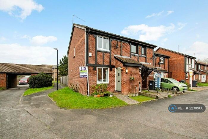 3 Bedroom End Of Terrace House To Rent In Amerden Way, Slough, SL1