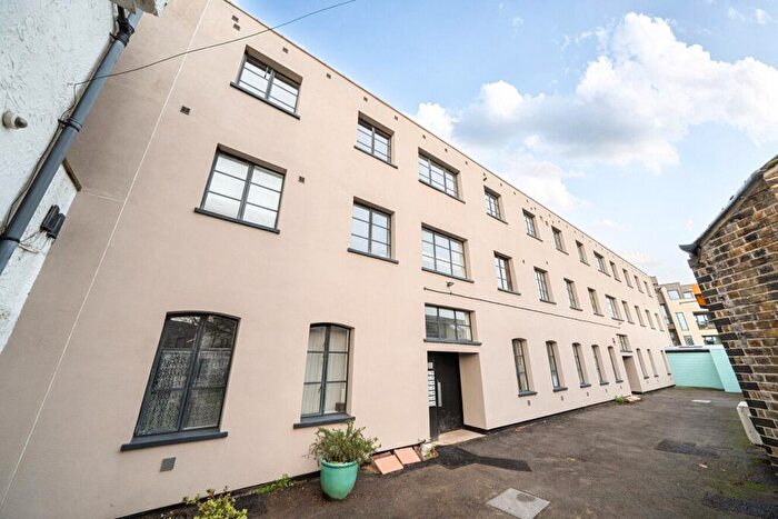 3 Bedroom Flat For Sale In Sternhall Lane, Peckham, London, SE15