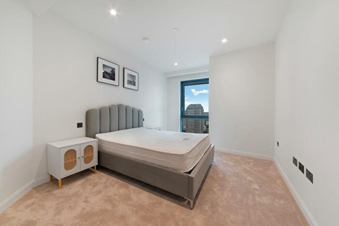 2 Bedroom Apartment To Rent In Aspen, Marsh Wall, London, E22