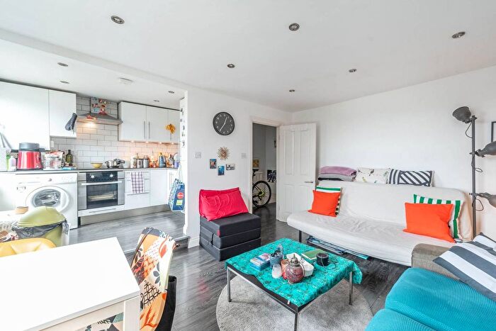 2 Bedroom Flat To Rent In Limes Grove, Lewisham, London, SE13