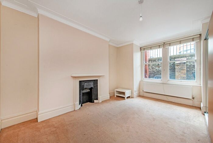 3 Bedroom Flat To Rent In Rostrevor Road, London, SW6