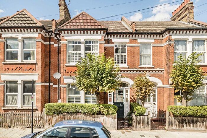 3 Bedroom Flat For Sale In Stapleton Road, Tooting, SW17