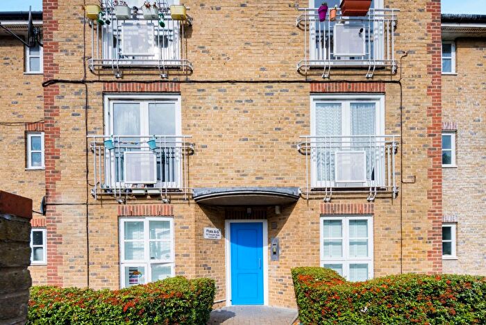 2 Bedroom Flat For Sale In Towpath Walk, London, E9