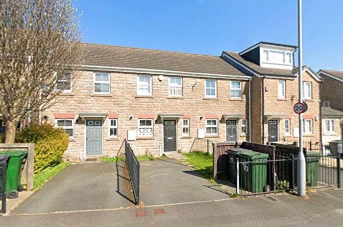 2 Bedroom Town House For Sale In Queensfield Drive, Bradford, West Yorkshire, BD5