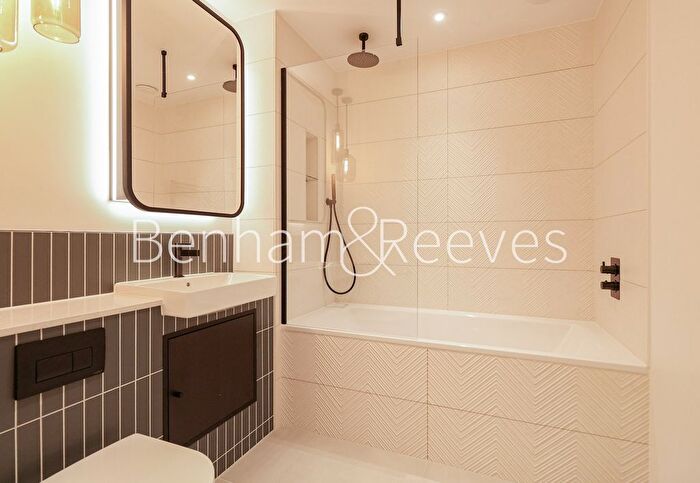 1 Bedroom Flat To Rent In Viola House, Greenleaf Walk, UB1