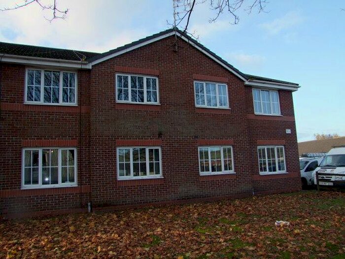 2 Bedroom Maisonette To Rent In Fern Common, Shaw, OL2