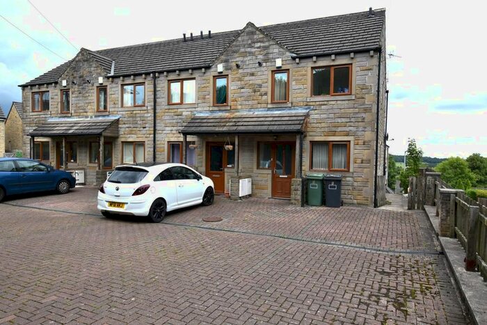 4 Bedroom Town House To Rent In Cowrakes Court, Lindley, Huddersfield, HD3