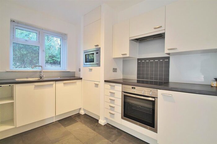 2 Bedroom Flat To Rent In Thornbury Road, Isleworth, TW7