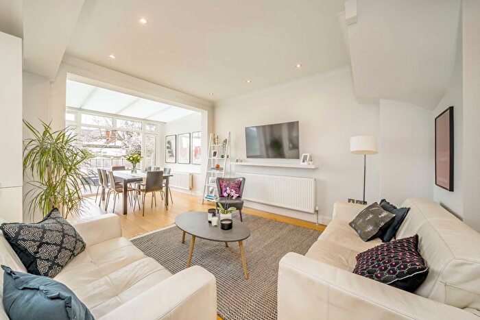 2 Bedroom Flat For Sale In Station Road, London, NW4
