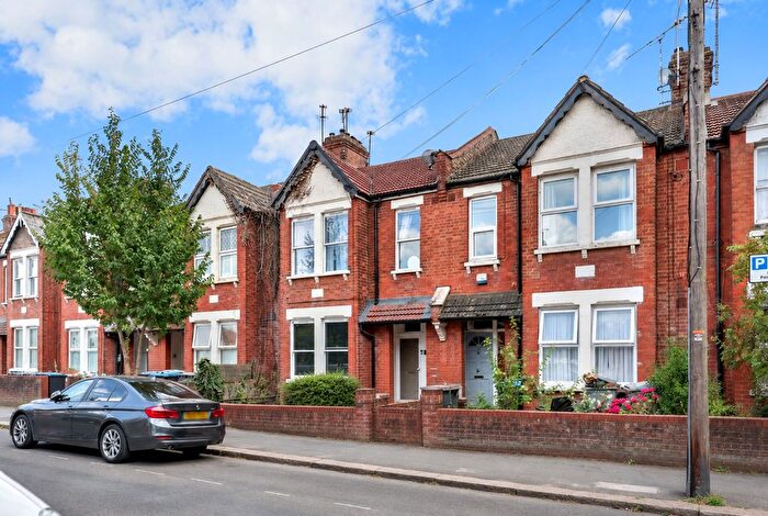 3 Bedroom Flat To Rent In Deacon Road, NW2