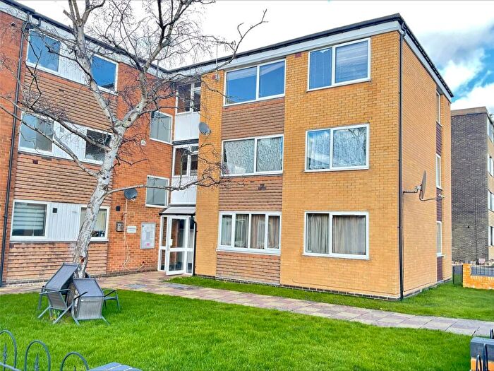 2 Bedroom Flat For Sale In Bishops Walk, Aylesbury, Buckinghamshire, HP21