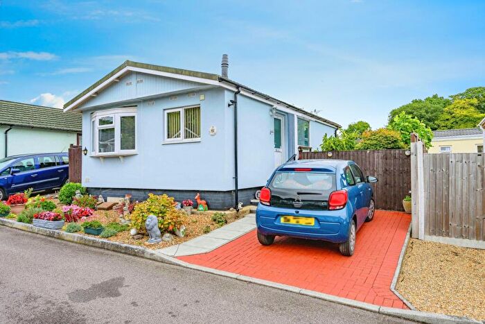 2 Bedroom Mobile Home For Sale In Collins Wood, Residential Park, Caddington, Luton, LU1