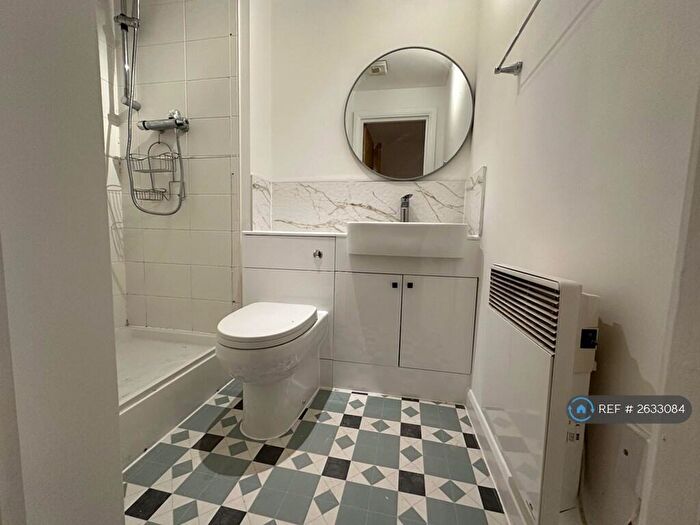 2 Bedroom Flat To Rent In Foundry Court, Slough, SL2