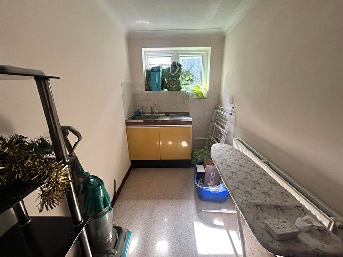 1 Bedroom Flat To Rent In Pashley Road, Eastbourne, BN20